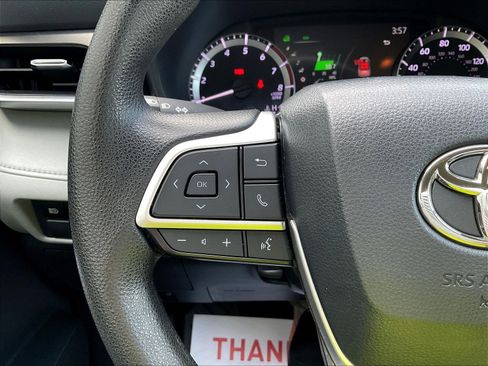 Used 2023 Toyota Highlander L AWD/4WD image 11