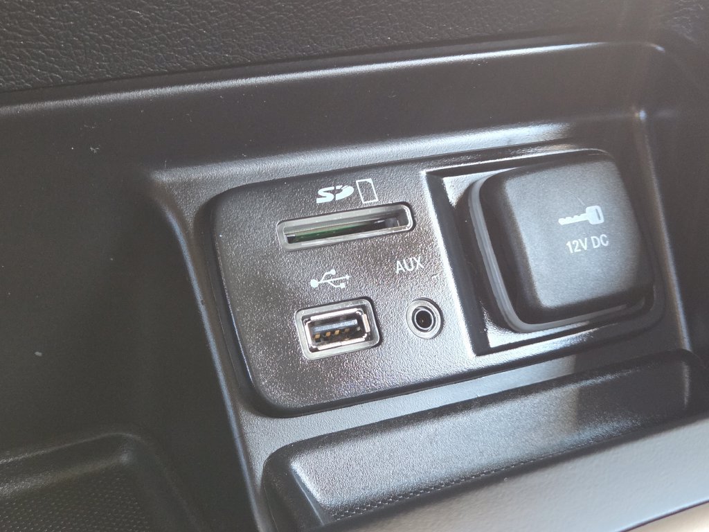 Used 2018 Jeep Cherokee Latitude w/ Altitude Package FWD image 16