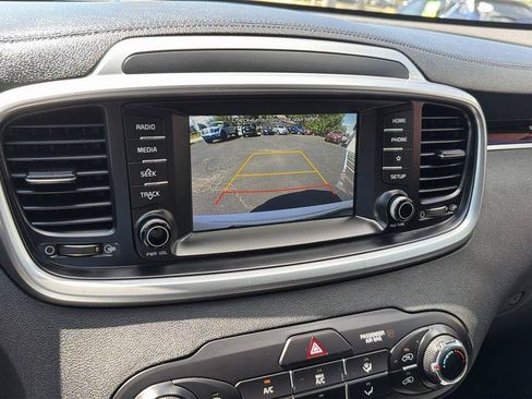 Used 2020 Kia Sorento LX FWD image 18