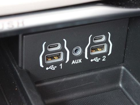 Used 2023 Chrysler Pacifica Limited w/ Uconnect Theater Family Group FWD image 12
