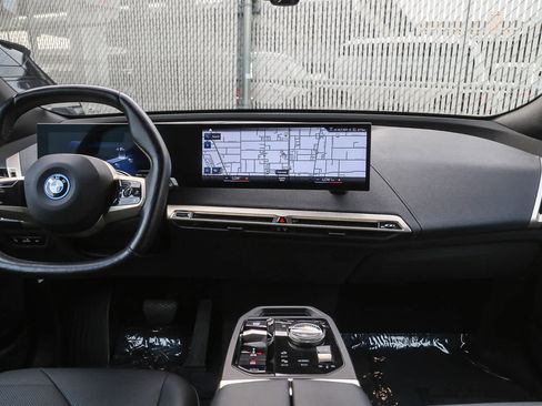 Used 2023 BMW iX xDrive50 w/ Sport Package image 9
