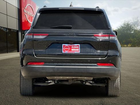 Used 2024 Jeep Grand Cherokee Altitude RWD image 8