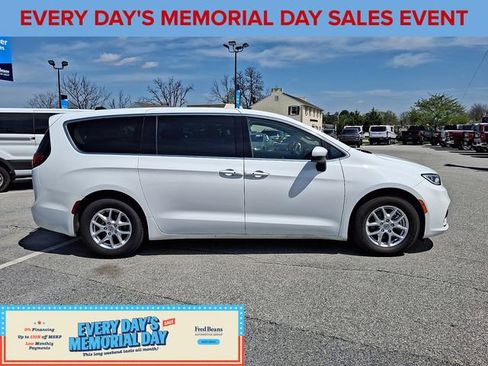Used 2023 Chrysler Pacifica Touring-L FWD image 12