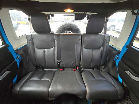 Used 2017 Jeep Wrangler Unlimited Rubicon w/ Connectivity Group image 18