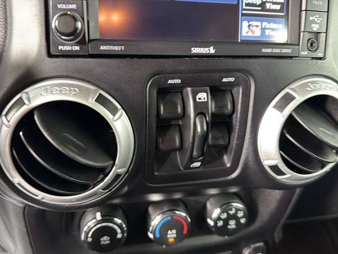 Used 2017 Jeep Wrangler Unlimited Rubicon AWD/4WD image 34
