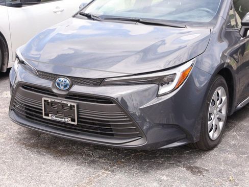 Used 2025 Toyota Corolla LE w/ Convenience Package FWD image 2
