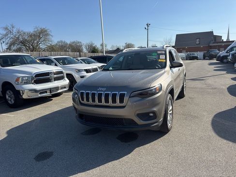 Used 2019 Jeep Cherokee Latitude w/ Cold Weather Group image 1