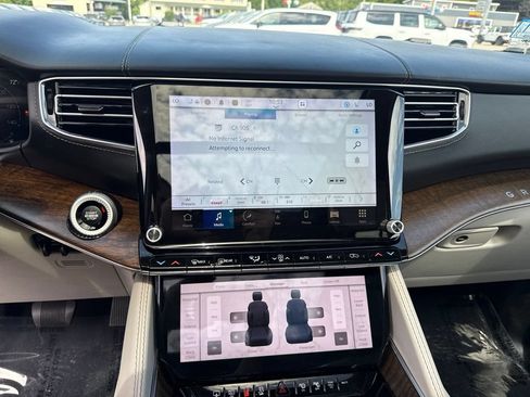 Certified 2022 Jeep Grand Wagoneer Series I w/ HD Trailer Tow Package AWD/4WD image 12