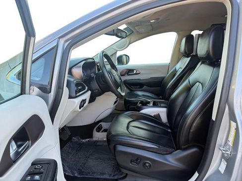 Used 2021 Chrysler Voyager Lxi image 10