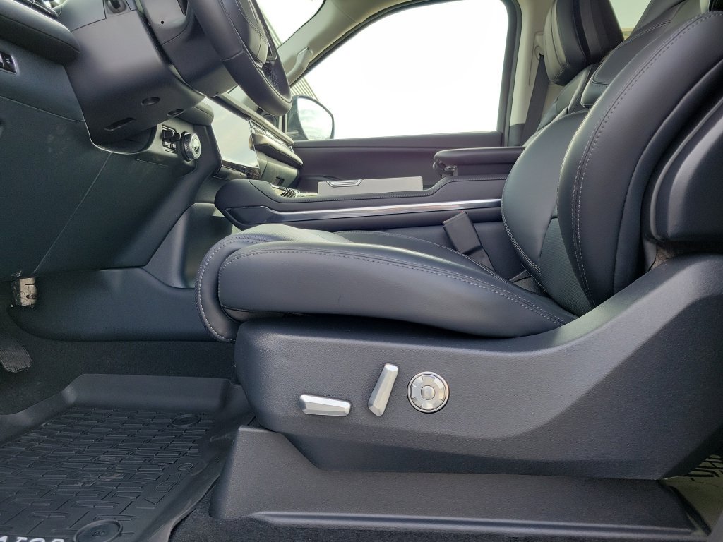 New 2026 Lincoln Navigator L Premier AWD/4WD image 19