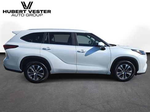 Used 2023 Toyota Highlander XLE FWD image 5