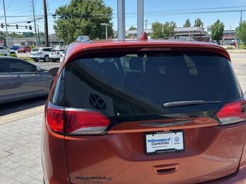 Used 2018 Chrysler Pacifica Touring-L Plus w/ Advanced Safetytec Group FWD image 12