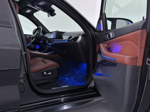 Used 2023 BMW X7 M60i w/ Climate Comfort Package image 25
