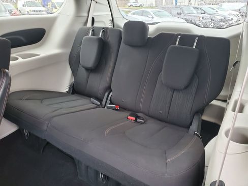 Used 2018 Chrysler Pacifica Touring Plus image 9