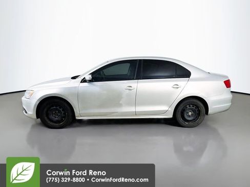 Used 2011 Volkswagen Jetta SE image 4