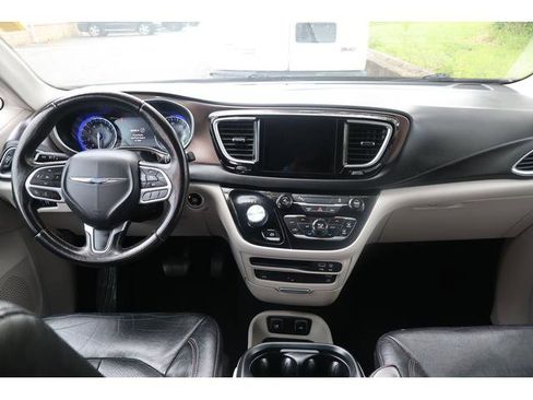 Used 2017 Chrysler Pacifica Touring-L Plus FWD image 9