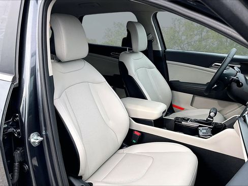 Used 2025 Kia Sportage EX image 7