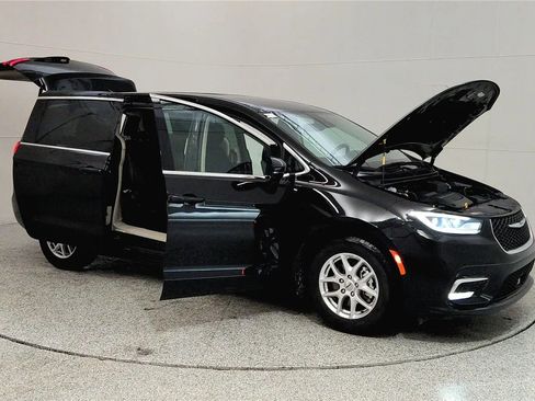 Used 2024 Chrysler Pacifica Touring-L image 9