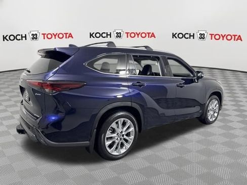 New 2026 Toyota Highlander Limited image 8