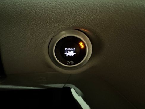 Used 2024 Chrysler Pacifica Touring-L FWD image 42