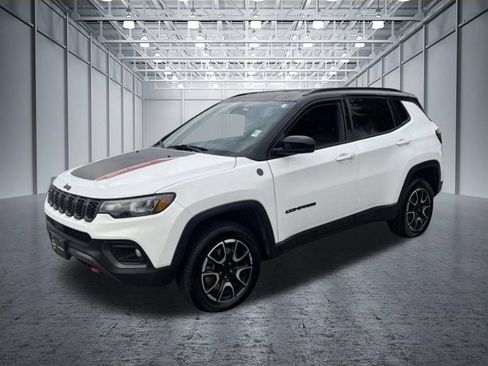 Used 2024 Jeep Compass Trailhawk AWD/4WD image 3
