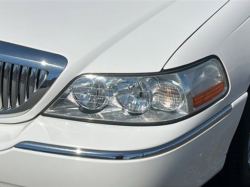 Used 2009 Lincoln Town Car Signature Limited image 3