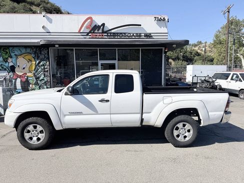 Used 2014 Toyota Tacoma PreRunner w/ SR5 Package RWD image 2