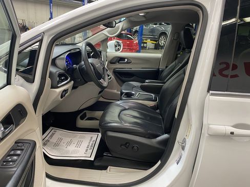 Used 2022 Chrysler Pacifica Touring-L image 24
