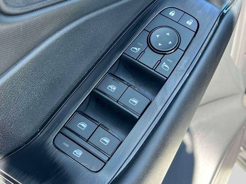 Used 2025 Nissan Rogue S AWD/4WD image 18