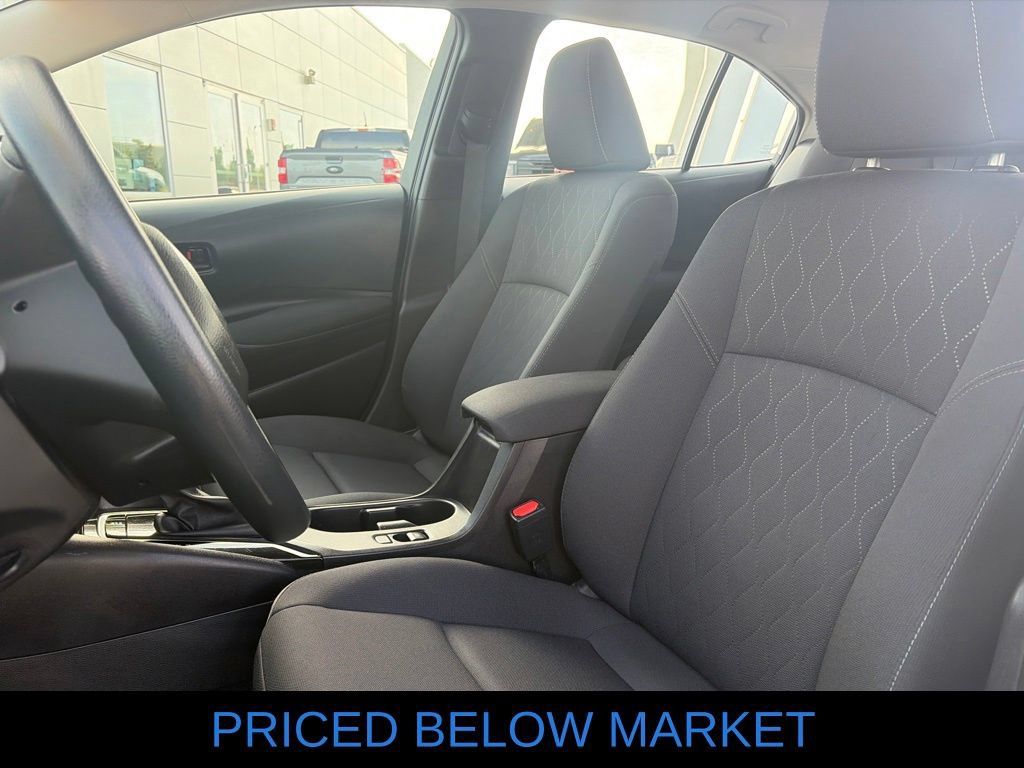 Used 2025 Toyota Corolla LE FWD image 5