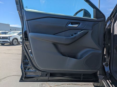 Used 2024 Nissan Rogue SL AWD/4WD image 18