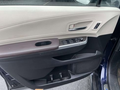 Used 2023 Toyota Sienna Platinum image 28