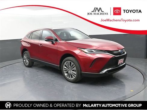 Used 2024 Toyota Venza XLE image 1