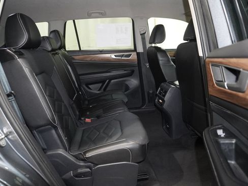 Used 2024 Volkswagen Atlas SE AWD/4WD image 16