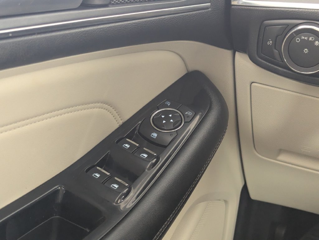 Used 2018 Ford Edge Titanium FWD image 16