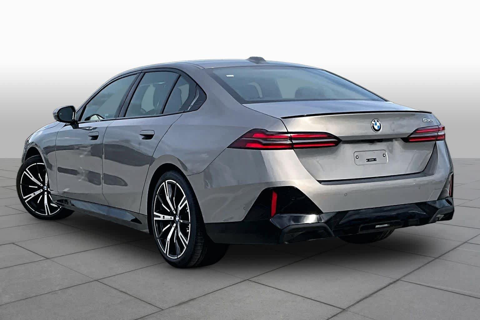 Used 2027 BMW 530i w/ M Sport Package RWD image 12