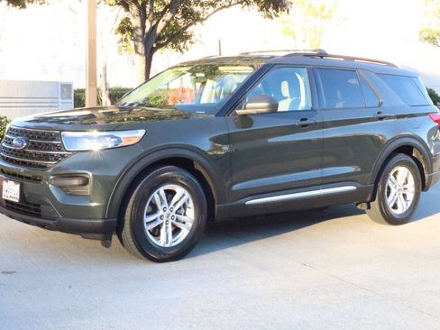 Used 2022 Ford Explorer XLT image 2