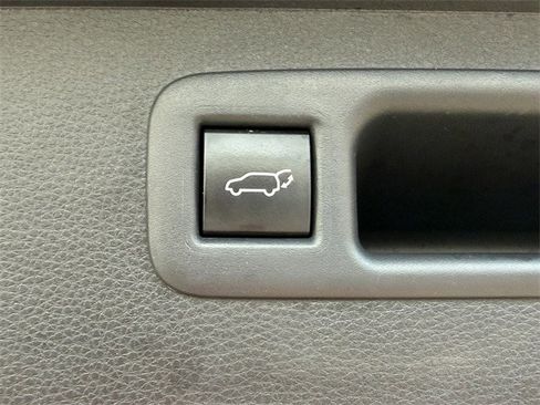 Certified 2023 Toyota Highlander XLE image 33