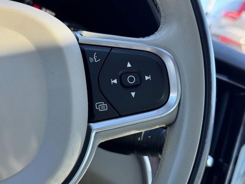 Certified 2022 Volvo S60 B5 Momentum image 19