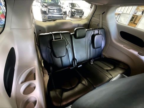Used 2023 Chrysler Pacifica Touring-L FWD image 15