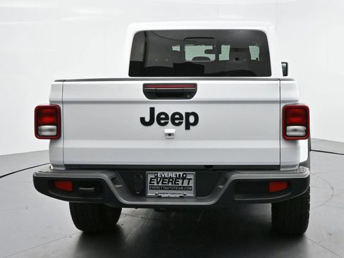 Used 2024 Jeep Gladiator Sport AWD/4WD image 6