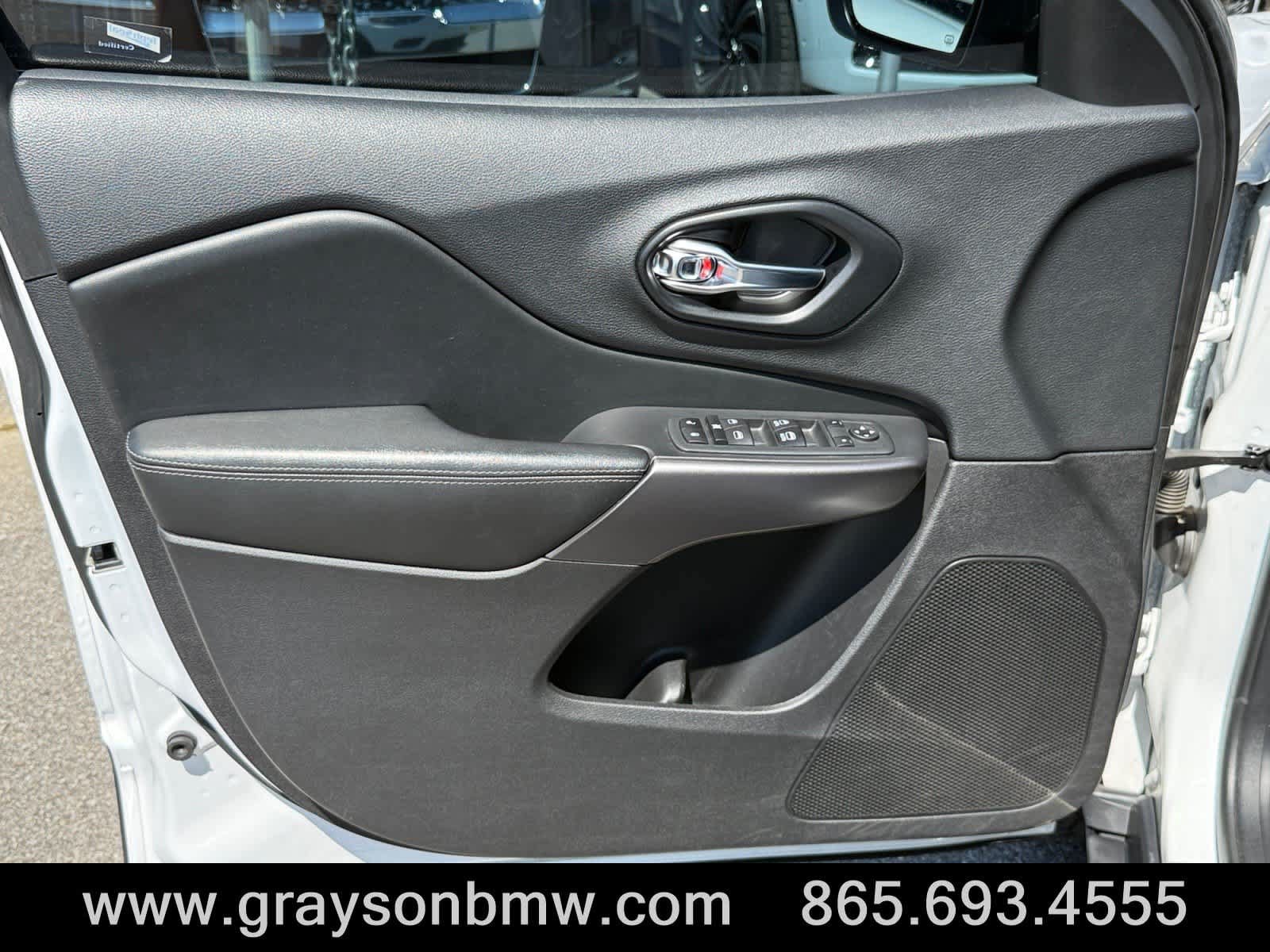 Used 2021 Jeep Cherokee Latitude Lux w/ Sun & Sound Group AWD/4WD image 17