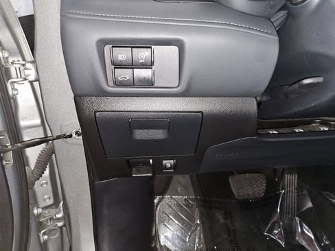 Used 2024 Toyota Highlander XLE FWD image 25