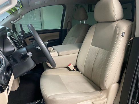 Used 2017 Nissan Titan SV image 9