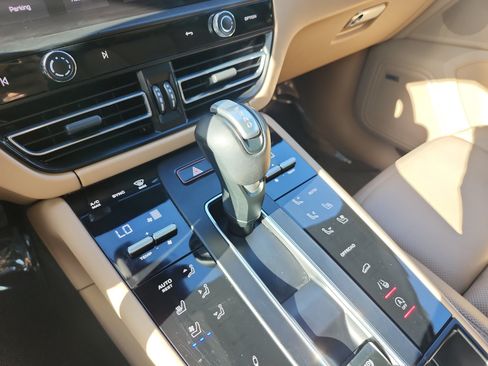 Used 2024 Porsche Macan AWD/4WD image 23