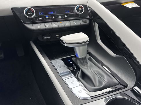 Used 2025 Hyundai Elantra Limited image 12