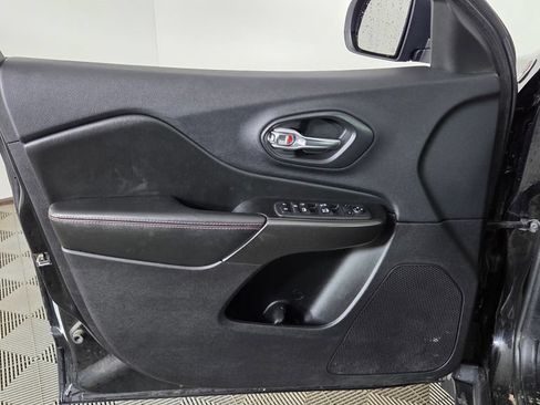 Used 2020 Jeep Cherokee Trailhawk AWD/4WD image 13