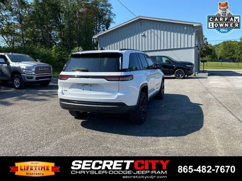 Used 2023 Jeep Grand Cherokee Altitude AWD/4WD image 5