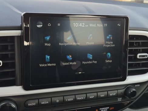 Used 2025 Hyundai Venue Limited image 23