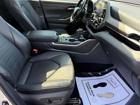 Used 2020 Toyota Highlander XLE image 30